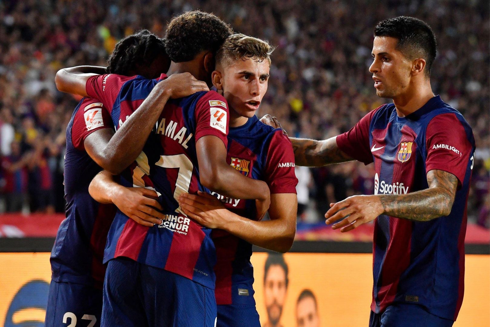Barcelona players celebrating against Seviila