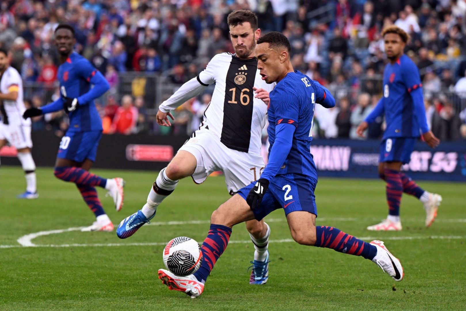 14 October 2023, USA, East Hartford: Soccer: Internationals, USA - Germany, Pratt & Whitney Stadium at Rentschler Field. Germany's Pascal Groß (l) and Sergino Dest ( Barcelona Loanee ) fight for the ball. Photo: Federico Gambarini/dpa.