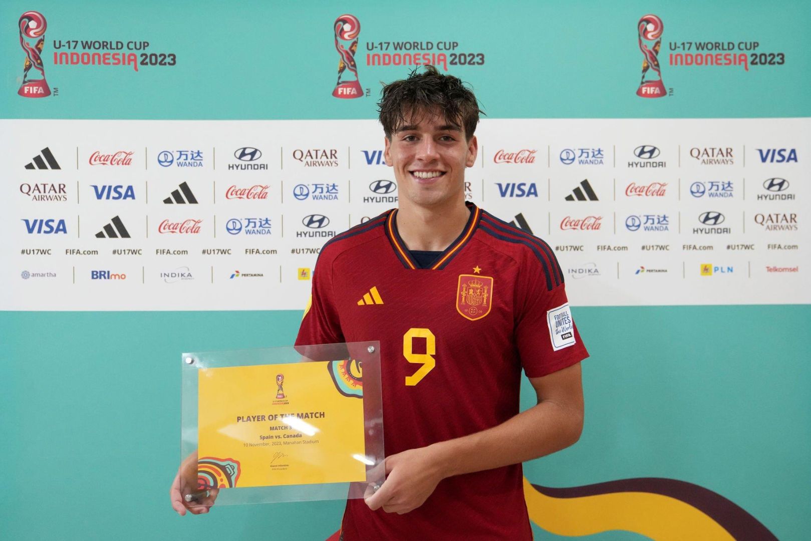 Marc Guiu of FC Barcelona  ( Spain ) poses for a photo with his Player of the Match award after the FIFA U-17 World Cup Group B match between Spain and Canada at Manahan Stadium on November 10, 2023 in Surakarta, Indonesia.