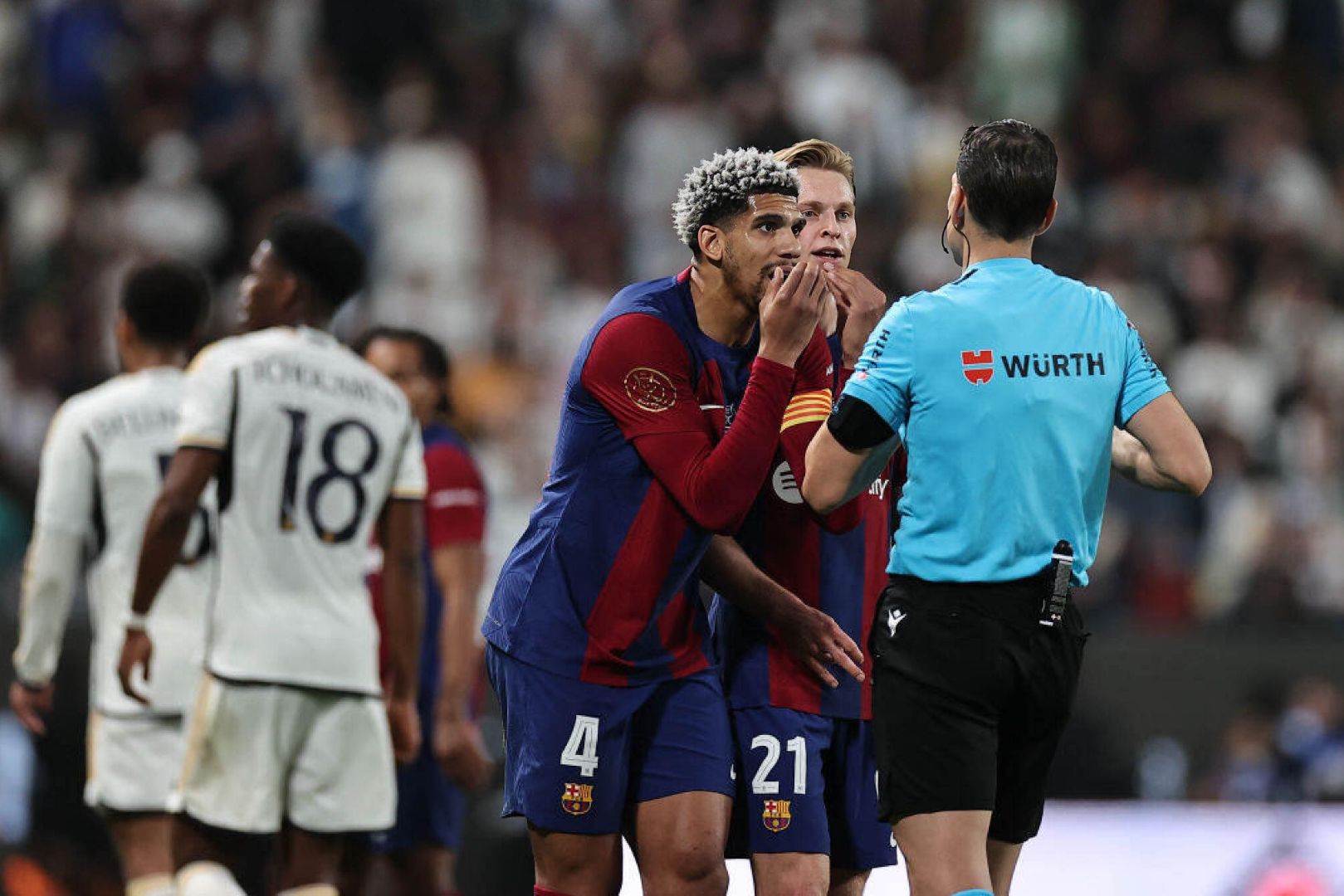 RIYADH, SAUDI ARABIA - JANUARY 14: Referee Jose Luis Munuera Montero shows a red card to Ronald Araujo (L) of Barcelona during the Spanish Super Cup Final between Real Madrid and Barcelona at Al-Awwal Park in Riyadh, Saudi Arabia on January 14, 2024.