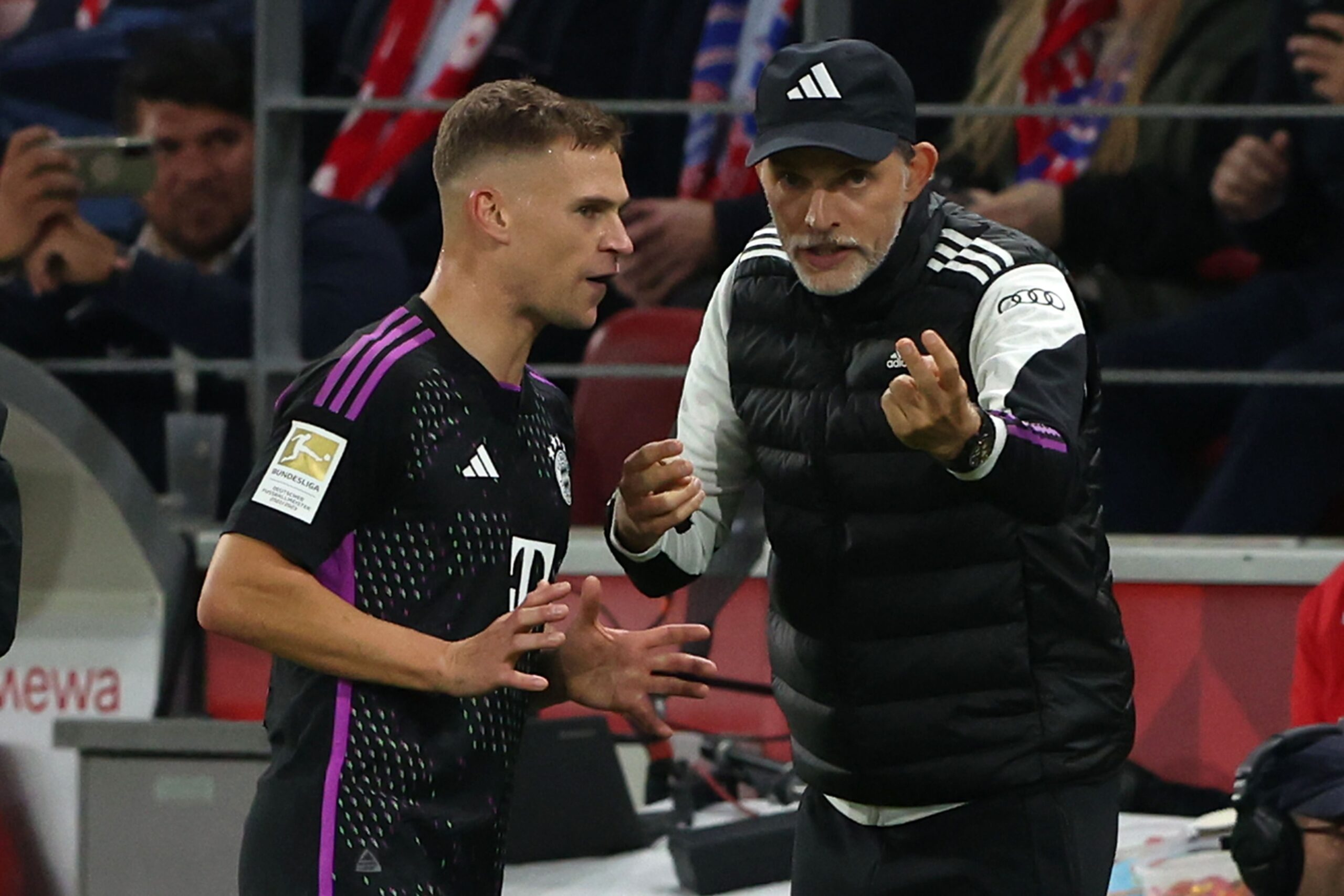 MAINZ, GERMANY - OCTOBER 21: Thomas Tuchel head coach of Bayern München talks to his player Joshua Kimmich during the Bundesliga match between 1. FSV Mainz 05 and FC Bayern München at MEWA Arena on October 21, 2023 in Mainz, Germany.