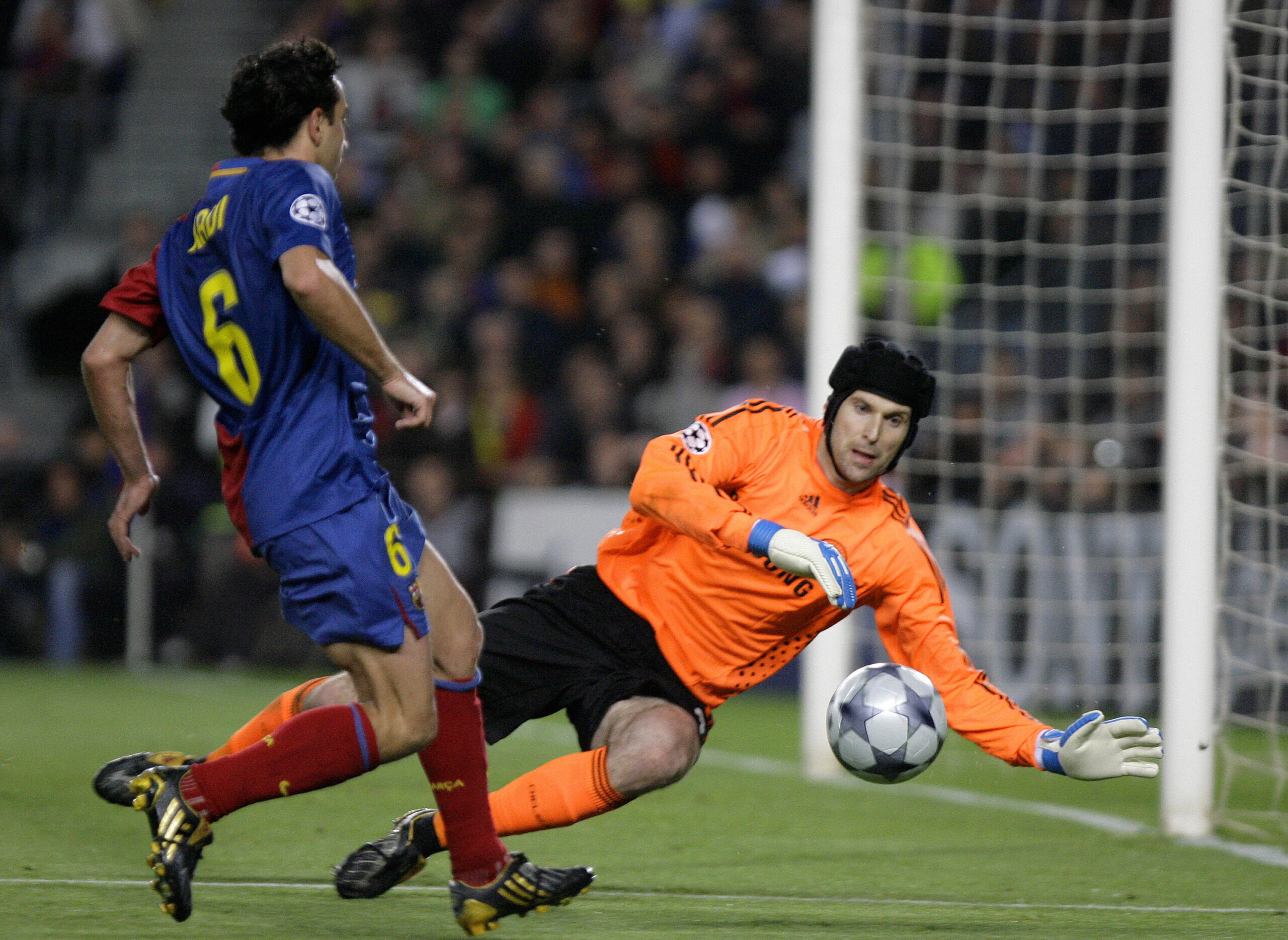 Barcelona's Xavi Hernandez from Spain (L) fights for the ball with Chelsea goalkeeper Petr Cech from Czech Republic (R) during their Champions League semi-final, first-leg match at the Camp Nou stadium in Barcelona on April 28, 2009. The match ended 0-0.