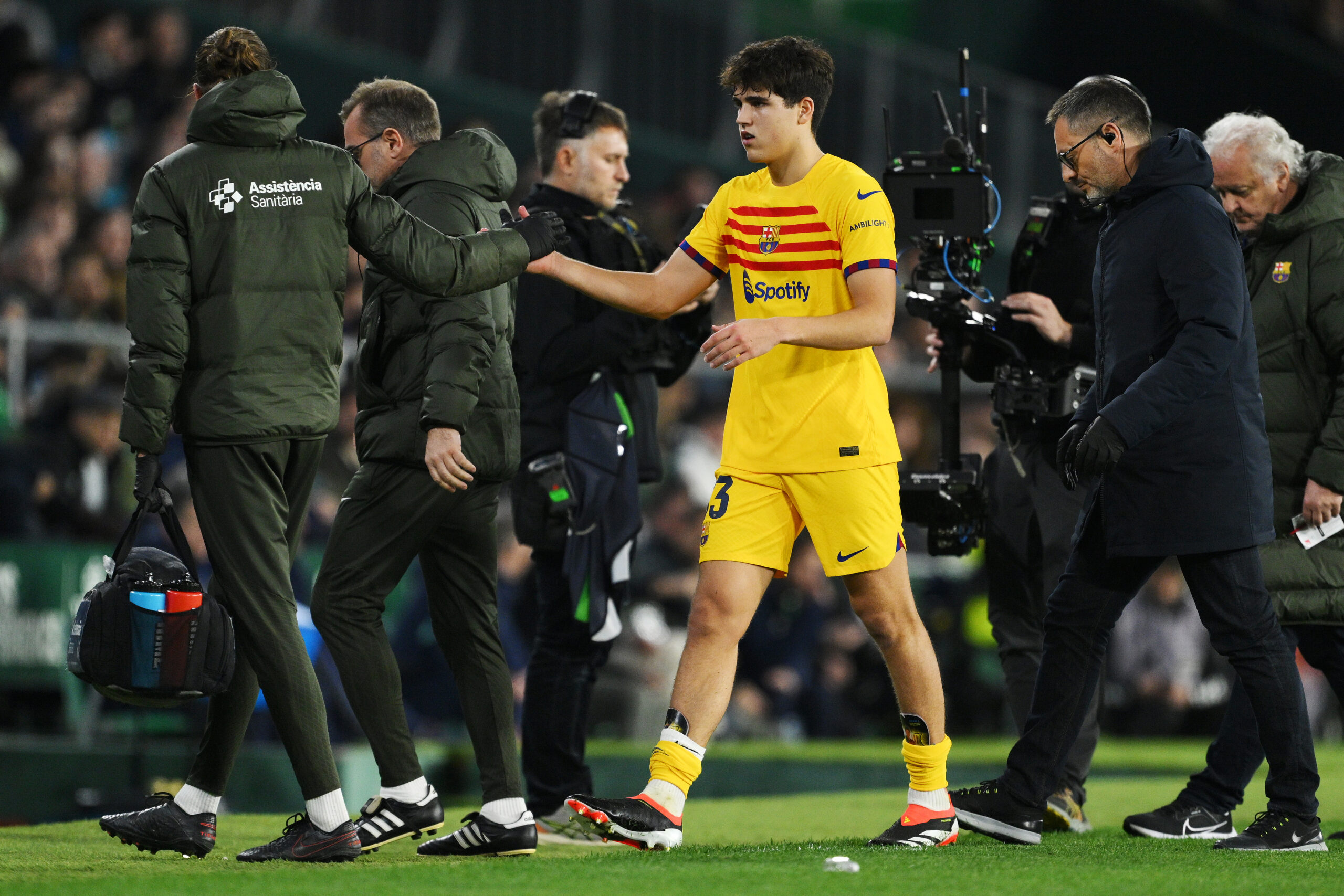SEVILLE, SPAIN - JANUARY 21: Pau Cubarsi of FC Barcelona leaves the pitch following injury during the LaLiga EA Sports match between Real Betis and FC Barcelona at Estadio Benito Villamarin on January 21, 2024 in Seville, Spain.