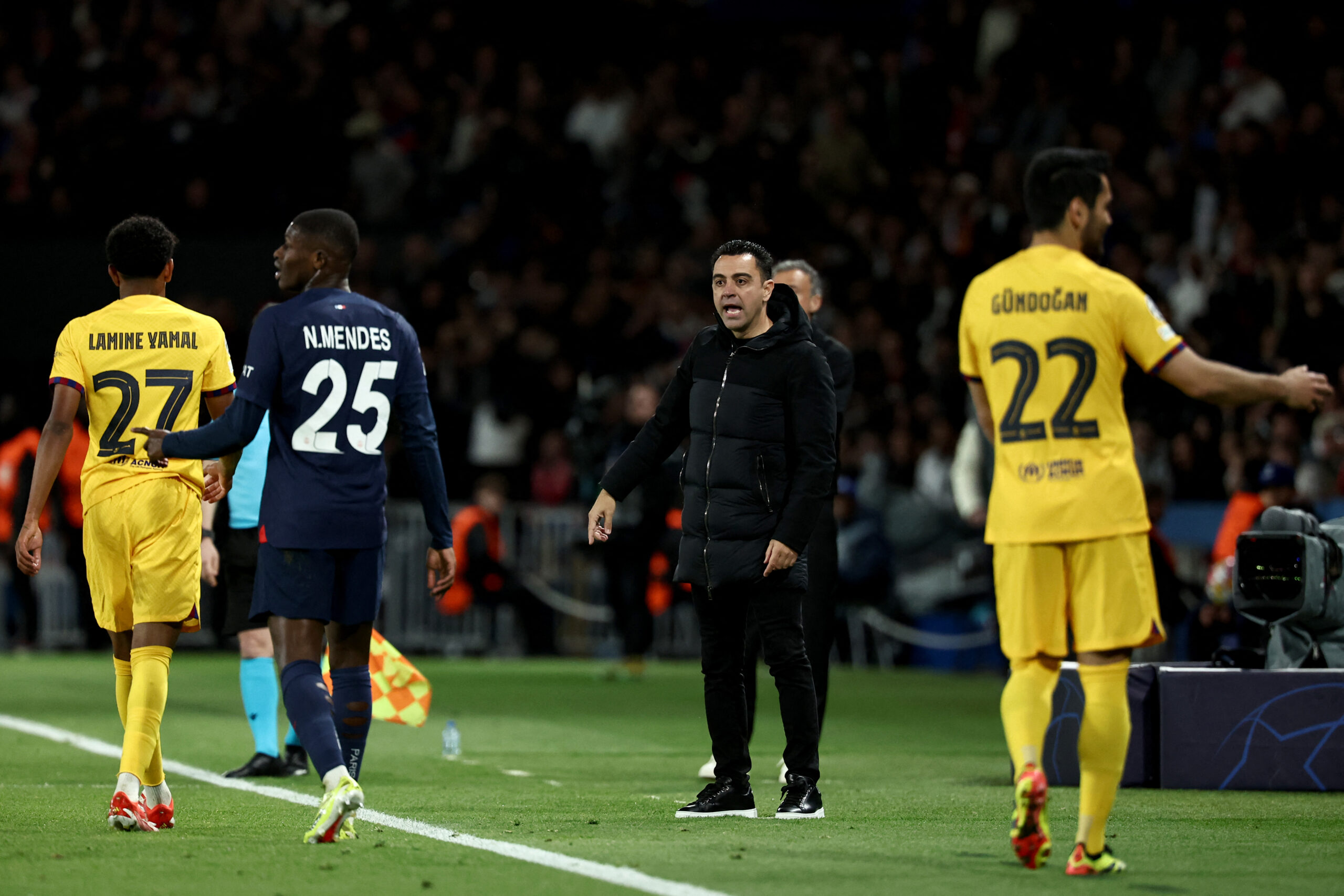 Barcelona's Spanish coach Xavi (C) reacts in the techinal area during the UEFA Champions League quarter final first leg football match between Paris Saint-Germain (PSG) and FC Barcelona at the Parc des Princes stadium in Paris on April 10, 2024.